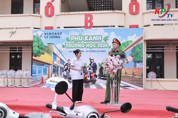 Công an xã Kiều Phú phối hợp tổ chức chương trình tuyên truyền, giáo dục pháp luật về trật tự an toàn giao thông và hướng dẫn kỹ năng lái xe an toàn cho học sinh Trường THPT Minh Khai- Ảnh 1.