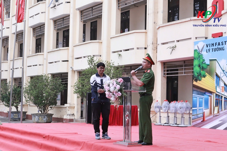 Công an xã Kiều Phú phối hợp tổ chức chương trình tuyên truyền, giáo dục pháp luật về trật tự an toàn giao thông và hướng dẫn kỹ năng lái xe an toàn cho học sinh Trường THPT Minh Khai- Ảnh 2.