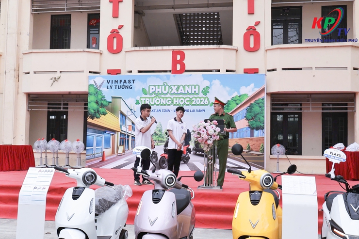 Công an xã Kiều Phú phối hợp tổ chức chương trình tuyên truyền, giáo dục pháp luật về trật tự an toàn giao thông và hướng dẫn kỹ năng lái xe an toàn cho học sinh Trường THPT Minh Khai- Ảnh 3.