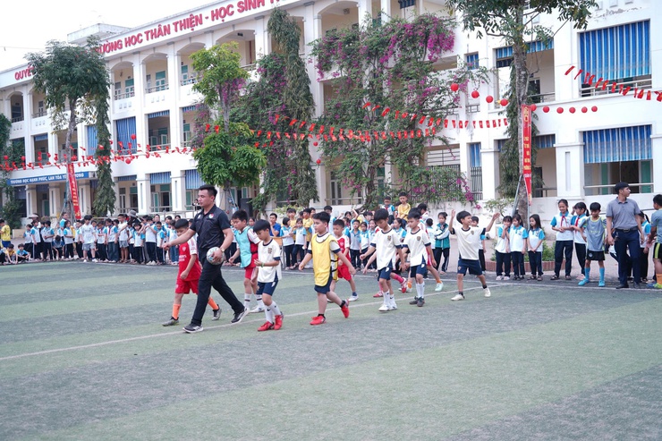 Trường Tiểu học Chúc Sơn B tổ chức Giải bóng đá chào mừng kỷ niệm 95 năm Ngày thành lập Đoàn Thanh niên Cộng sản Hồ Chí Minh (26/3/1931 – 26/3/2026)- Ảnh 3.