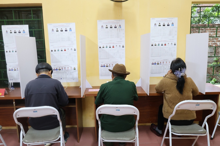 Tại tổ bầu cử thôn Yên Lạc, không khí ngày bầu cử diễn ra trang nghiêm, dân chủ và đầy ý nghĩa.- Ảnh 2.