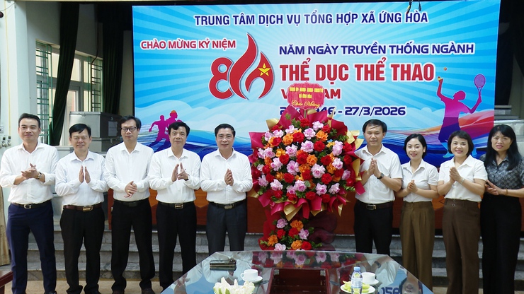 LÃNH ĐẠO XÃ ỨNG HÒA TẶNG HOA CHÚC MỪNG TRUNG TÂM DỊCH VỤ TỔNG HỢP NHÂN KỶ NIỆM 80 NĂM NGÀY TRUYỀN THÔNG THỂ DỤC THỂ THAO VIỆT NAM (27/3/1946 – 27/3/2026).- Ảnh 1.