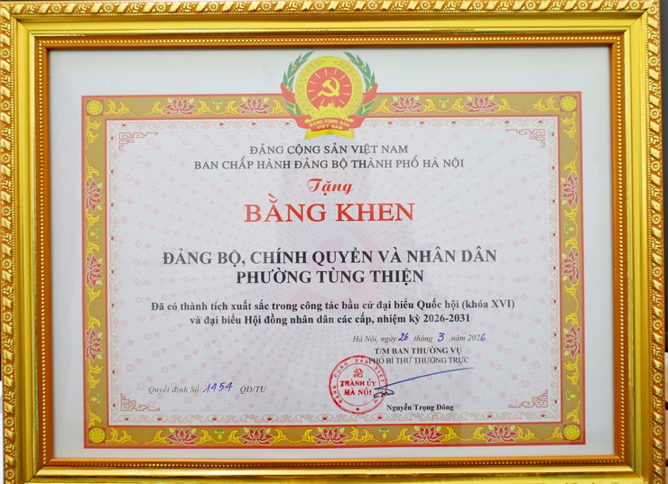 Đảng bộ, chính quyền và nhân dân phường Tùng Thiện được tặng Bằng khen của Ban Thường vụ Thành ủy vì đã có thành tích xuất sắc trong công tác bầu cử  - Ảnh 1.