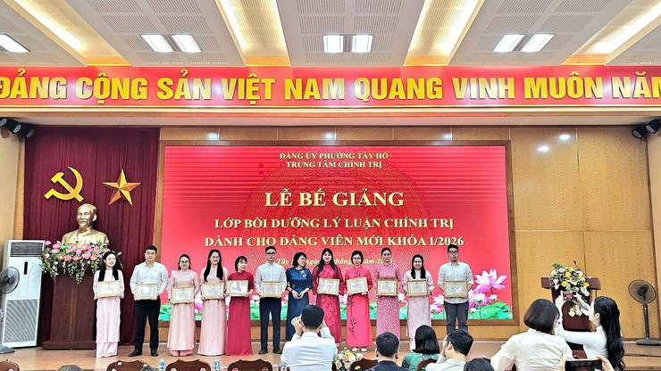 105 học viên hoàn thành lớp bồi dưỡng lý luận chính trị dành cho đảng viên mới khoá I/2026- Ảnh 1.