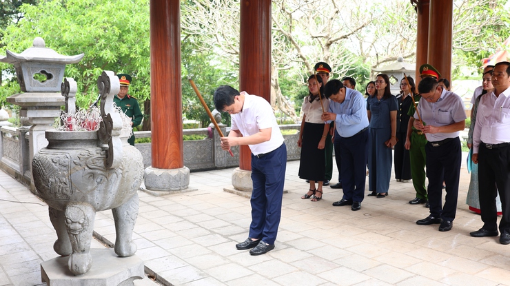 Thạch Thất: Dâng hương tri ân các Anh hùng Liệt sĩ và trao Giấy chứng nhận đại biểu HĐND xã khóa II, nhiệm kỳ 2026 – 2031- Ảnh 6.