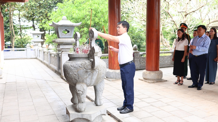 Thạch Thất: Dâng hương tri ân các Anh hùng Liệt sĩ và trao Giấy chứng nhận đại biểu HĐND xã khóa II, nhiệm kỳ 2026 – 2031- Ảnh 1.