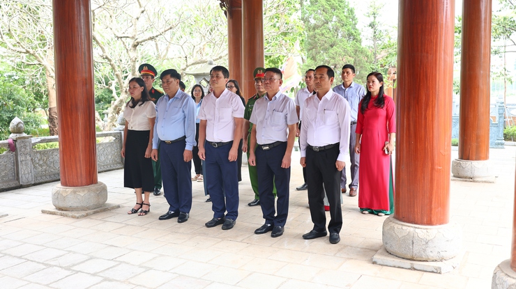 Thạch Thất: Dâng hương tri ân các Anh hùng Liệt sĩ và trao Giấy chứng nhận đại biểu HĐND xã khóa II, nhiệm kỳ 2026 – 2031- Ảnh 2.