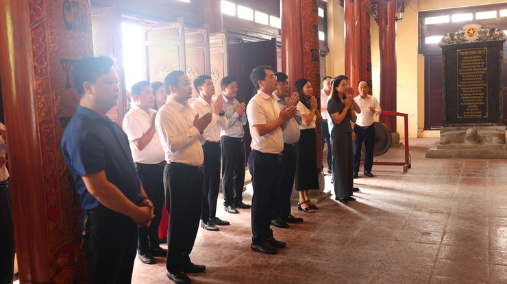 Thạch Thất: Dâng hương tri ân các Anh hùng Liệt sĩ và trao Giấy chứng nhận đại biểu HĐND xã khóa II, nhiệm kỳ 2026 – 2031- Ảnh 3.