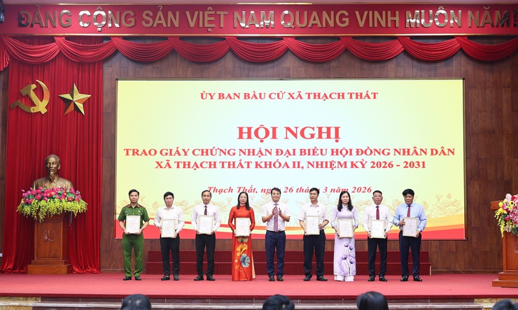 Thạch Thất: Dâng hương tri ân các Anh hùng Liệt sĩ và trao Giấy chứng nhận đại biểu HĐND xã khóa II, nhiệm kỳ 2026 – 2031- Ảnh 9.