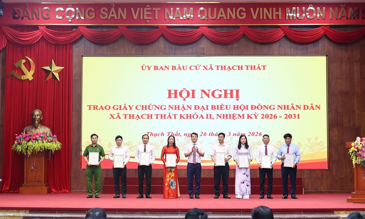 Thạch Thất: Dâng hương tri ân các Anh hùng Liệt sĩ và trao Giấy chứng nhận đại biểu HĐND xã khóa II, nhiệm kỳ 2026 – 2031- Ảnh 8.
