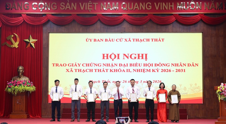Thạch Thất: Dâng hương tri ân các Anh hùng Liệt sĩ và trao Giấy chứng nhận đại biểu HĐND xã khóa II, nhiệm kỳ 2026 – 2031- Ảnh 10.
