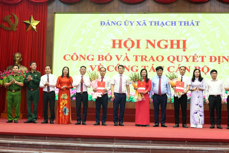 THẠCH THẤT: CÔNG BỐ VÀ TRAO QUYẾT ĐỊNH VỀ CÔNG TÁC CÁN BỘ- Ảnh 5.