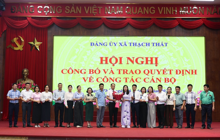 THẠCH THẤT: CÔNG BỐ VÀ TRAO QUYẾT ĐỊNH VỀ CÔNG TÁC CÁN BỘ- Ảnh 3.