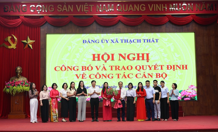 THẠCH THẤT: CÔNG BỐ VÀ TRAO QUYẾT ĐỊNH VỀ CÔNG TÁC CÁN BỘ- Ảnh 4.