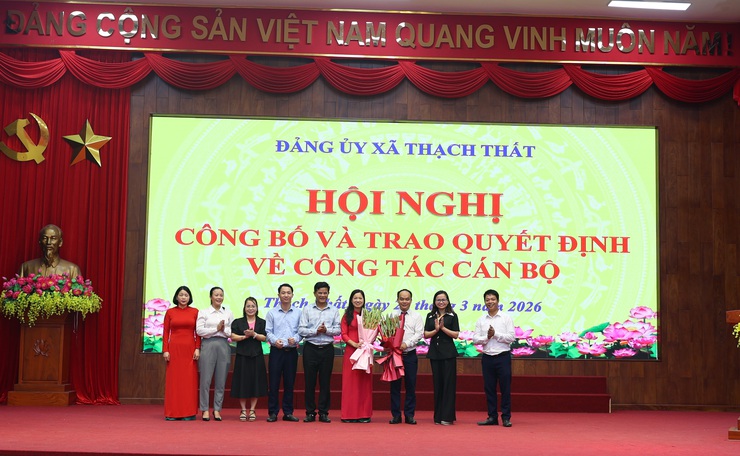 THẠCH THẤT: CÔNG BỐ VÀ TRAO QUYẾT ĐỊNH VỀ CÔNG TÁC CÁN BỘ- Ảnh 2.