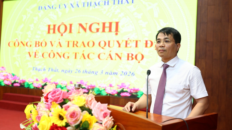 THẠCH THẤT: CÔNG BỐ VÀ TRAO QUYẾT ĐỊNH VỀ CÔNG TÁC CÁN BỘ- Ảnh 1.