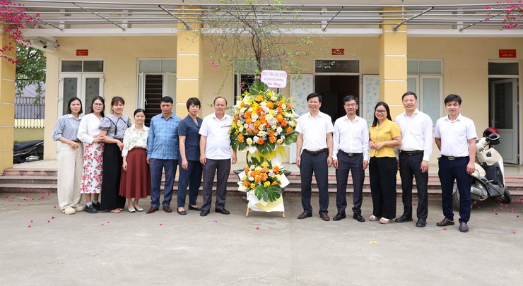 Các đồng chí lãnh đạo xã tặng hoa chúc mừng nhân kỷ niệm 80 năm ngày Thể thao Việt  Nam- Ảnh 1.