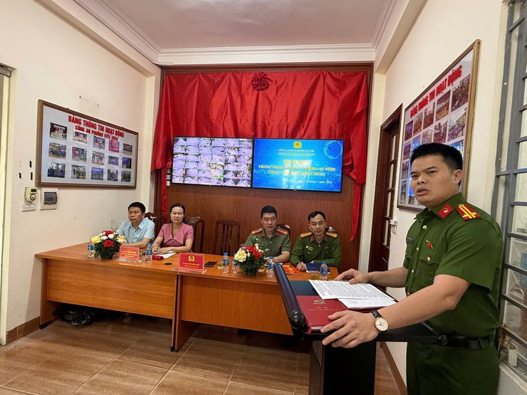 Công an phường Kiến Hưng ra mắt trung tâm giám sát camera an ninh - Đẩy mạnh chuyển đổi số trong công tác công tác công an- Ảnh 1.
