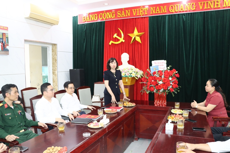 Lãnh đạo xã Phú Xuyên tặng hoa chúc mừng nhân kỷ niệm 80 năm Ngày truyền thống ngành Thể dục thể thao Việt Nam- Ảnh 1.