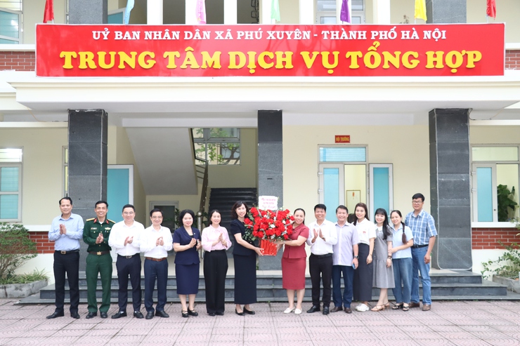 Lãnh đạo xã Phú Xuyên tặng hoa chúc mừng nhân kỷ niệm 80 năm Ngày truyền thống ngành Thể dục thể thao Việt Nam- Ảnh 2.