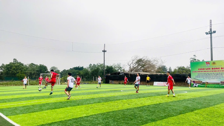 Giao lưu bóng đá chào mừng 95 năm Ngày thành lập Đoàn TNCS Hồ Chí Minh tại xã Phúc Lộc- Ảnh 3.