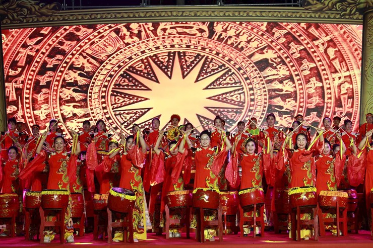 126 tay trống hội vang nhịp đoàn kết tại chương trình văn hóa - nghệ thuật xã Ứng Thiên- Ảnh 4.