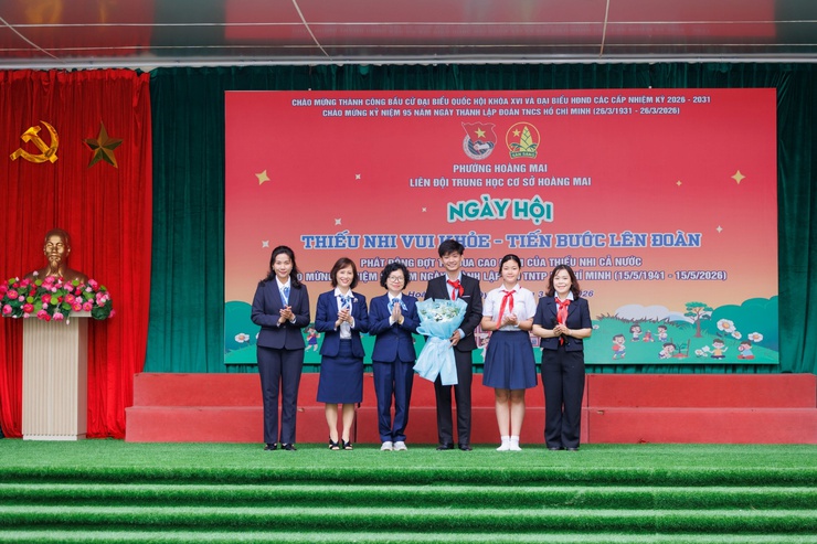 KHÚC CA THÁNG BA: RỘN RÀNG NGÀY HỘI "THIẾU NHI VUI KHỎE – TIẾN BƯỚC LÊN ĐOÀN" TẠI TRƯỜNG THCS HOÀNG MAI- Ảnh 1.