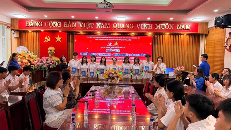 TRƯỜNG THCS YÊN SỞ TỔ CHỨC NGÀY HỘI 
THIẾU NHI VUI KHỎE – TIẾN BƯỚC LÊN ĐOÀN 
VÀ LỄ KẾT NẠP ĐOÀN CHO HỌC SINH ƯU TÚ KHỐI 9 - Ảnh 3.