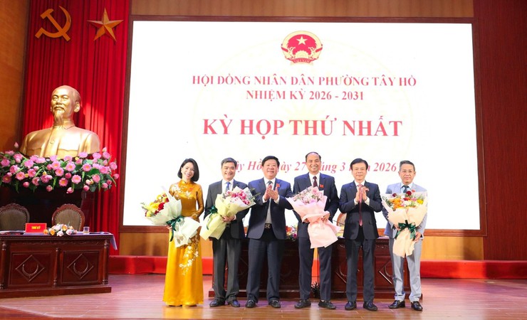 Kỳ họp thứ Nhất HĐND phường Tây Hồ khóa II: Bầu đủ nhân sự chủ chốt, cam kết "nói đi đôi với làm"- Ảnh 5.