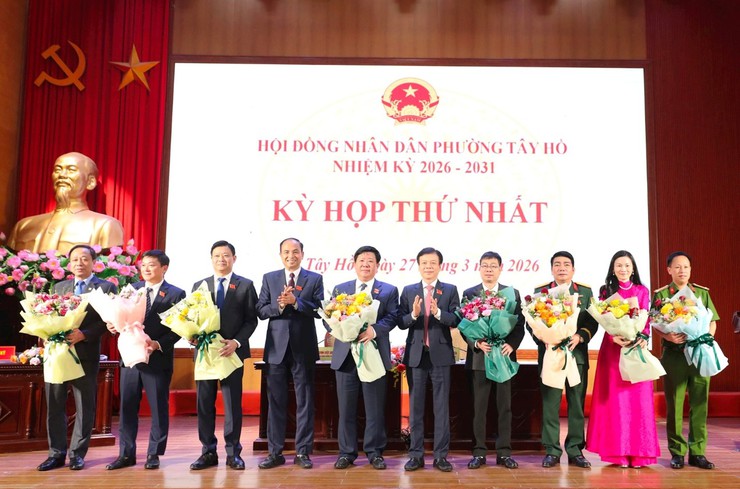 Kỳ họp thứ Nhất HĐND phường Tây Hồ khóa II: Bầu đủ nhân sự chủ chốt, cam kết "nói đi đôi với làm"- Ảnh 6.