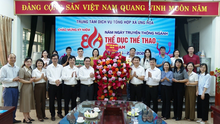 LÃNH ĐẠO XÃ ỨNG HÒA TẶNG HOA CHÚC MỪNG TRUNG TÂM DỊCH VỤ TỔNG HỢP NHÂN KỶ NIỆM 80 NĂM NGÀY TRUYỀN THÔNG THỂ DỤC THỂ THAO VIỆT NAM (27/3/1946 – 27/3/2026).- Ảnh 4.