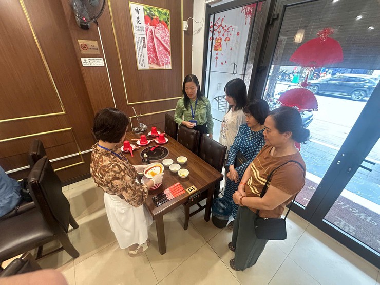 Phường Yên Hòa tăng cường kiểm tra, giám sát an toàn thực phẩm tại các cơ sở kinh doanh- Ảnh 1.