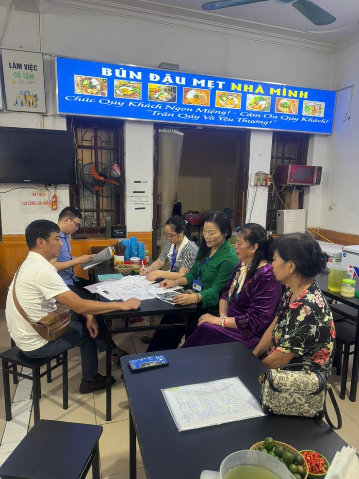 Phường Yên Hòa tăng cường kiểm tra, giám sát an toàn thực phẩm tại các cơ sở kinh doanh- Ảnh 2.