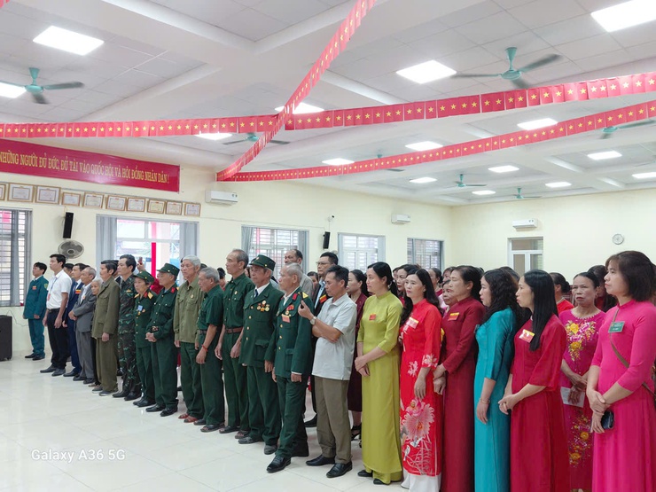 Đồng chí Nguyễn Văn Nhất – Chánh Văn phòng HĐND & UBND xã dự khai mạc bầu cử tại thôn Phụ Chính- Ảnh 1.