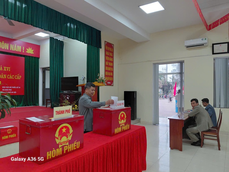 Đồng chí Nguyễn Văn Nhất – Chánh Văn phòng HĐND & UBND xã dự khai mạc bầu cử tại thôn Phụ Chính- Ảnh 4.