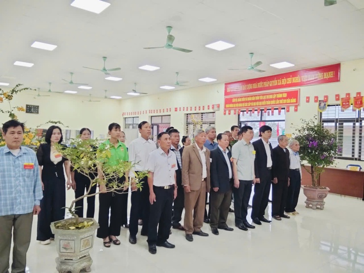 Tại tổ bầu cử thôn Yên Lạc, không khí ngày bầu cử diễn ra trang nghiêm, dân chủ và đầy ý nghĩa.- Ảnh 1.