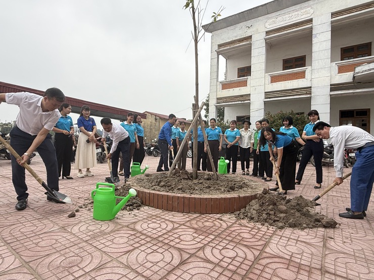 SÔI NỔI, Ý NGHĨA “LỄ PHÁT ĐỘNG TRỒNG CÂY VÌ MỘT VIỆT NAM XANH” XÃ HÒA XÁ- Ảnh 2.