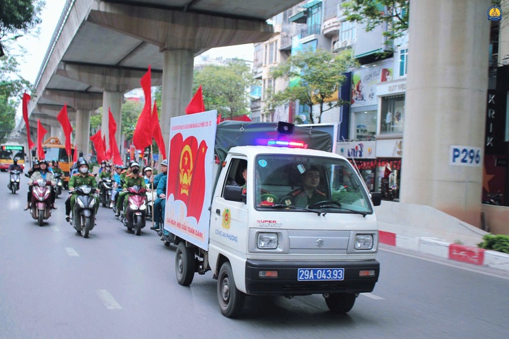 ĐOÀN THANH NIÊN CÔNG AN PHƯỜNG CẦU GIẤY PHỐI HỢP ĐOÀN PHƯỜNG RA QUÂN TUYÊN TRUYỀN CÔNG TÁC BẦU CỬ, HƯỞNG ỨNG THÁNG THANH NIÊN NĂM 2026- Ảnh 2.
