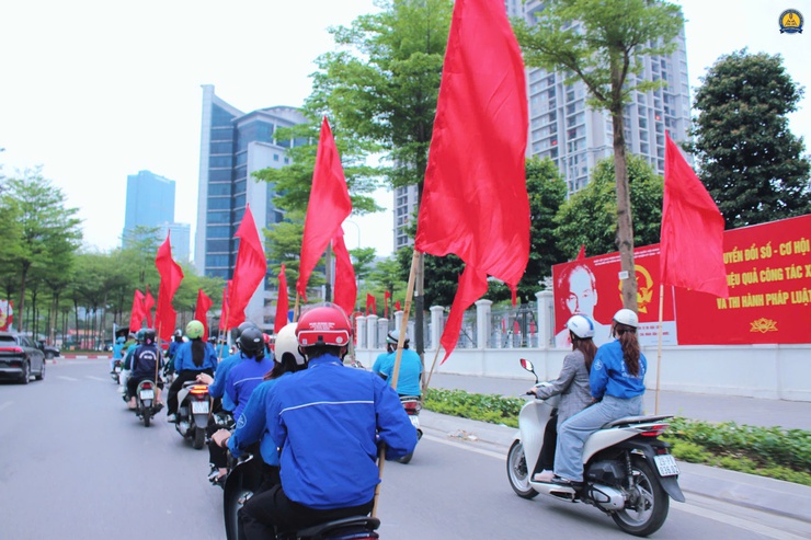 ĐOÀN THANH NIÊN CÔNG AN PHƯỜNG CẦU GIẤY PHỐI HỢP ĐOÀN PHƯỜNG RA QUÂN TUYÊN TRUYỀN CÔNG TÁC BẦU CỬ, HƯỞNG ỨNG THÁNG THANH NIÊN NĂM 2026- Ảnh 4.