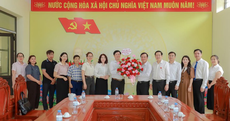 Các đồng chí lãnh đạo xã Suối Hai tặng hoa chúc mừng Trung tâm Dịch vụ tổng hợp nhân kỷ niệm 80 năm Ngày Thể thao Việt Nam 27/3- Ảnh 1.