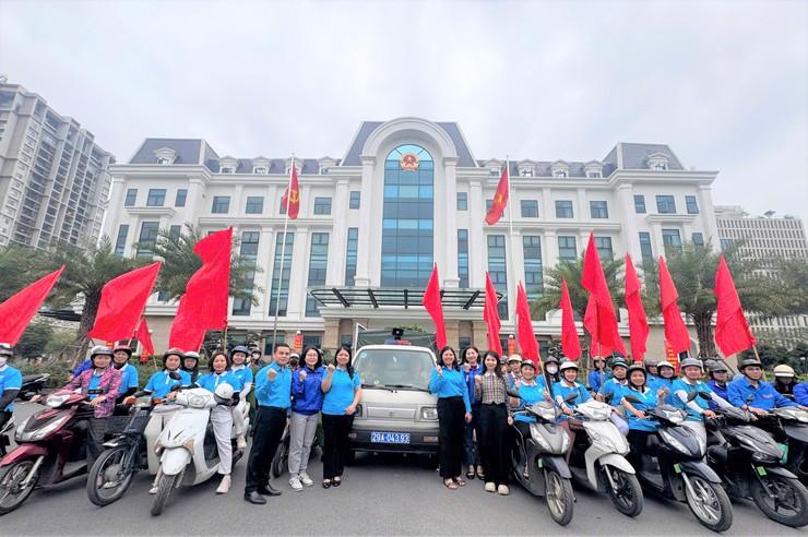 Công đoàn phường Cầu Giấy tham gia đoàn xe cổ động tuyên truyền Ngày bầu cử đại biểu Quốc hội khóa XVI và đại biểu Hội đồng nhân dân các cấp – Ngày hội lớn của non sông- Ảnh 1.