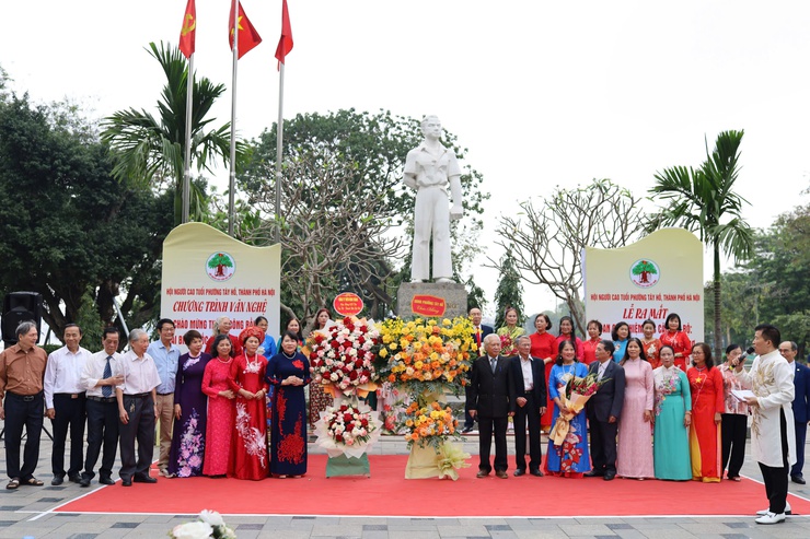 Phường Tây Hồ ra mắt CLB Văn nghệ - Dân vũ và CLB Thơ người cao tuổi- Ảnh 4.