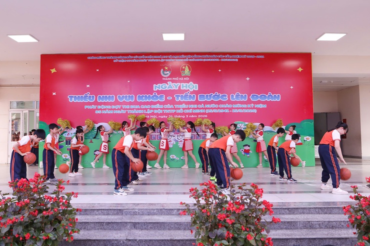 Trường Tiểu học Cổ Nhuế 2A tổ chức Ngày hội "Thiếu nhi vui khỏe - Tiến bước lên Đoàn" chào mừng kỷ niệm 95 năm ngày thành lập Đoàn TNCS Hồ Chí Minh (26/3/1931 - 26/3/2026) và 85 năm ngày thành lập Đội TNTP Hồ Chí Minh (15/5/1941 - 15/5/2026).- Ảnh 7.