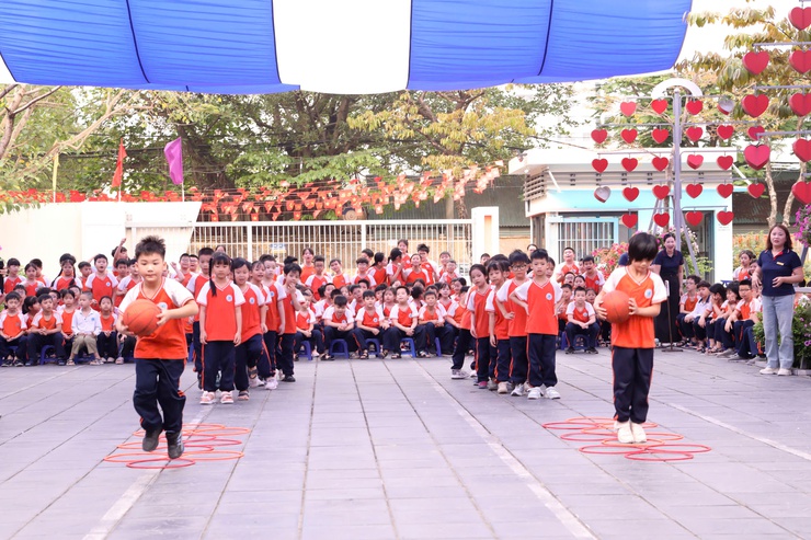 Trường Tiểu học Cổ Nhuế 2A tổ chức Ngày hội "Thiếu nhi vui khỏe - Tiến bước lên Đoàn" chào mừng kỷ niệm 95 năm ngày thành lập Đoàn TNCS Hồ Chí Minh (26/3/1931 - 26/3/2026) và 85 năm ngày thành lập Đội TNTP Hồ Chí Minh (15/5/1941 - 15/5/2026).- Ảnh 9.