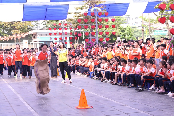 Trường Tiểu học Cổ Nhuế 2A tổ chức Ngày hội "Thiếu nhi vui khỏe - Tiến bước lên Đoàn" chào mừng kỷ niệm 95 năm ngày thành lập Đoàn TNCS Hồ Chí Minh (26/3/1931 - 26/3/2026) và 85 năm ngày thành lập Đội TNTP Hồ Chí Minh (15/5/1941 - 15/5/2026).- Ảnh 12.