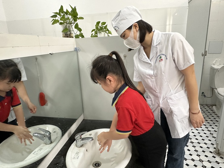 Tăng cường giám sát công tác phòng chống dịch bệnh tay chân miệng tại trường học- Ảnh 1.