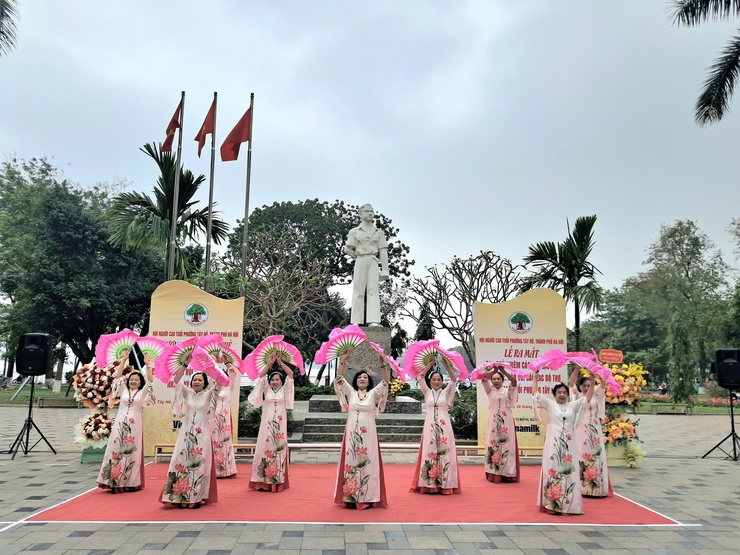 Phường Tây Hồ ra mắt CLB Văn nghệ - Dân vũ và CLB Thơ người cao tuổi- Ảnh 8.