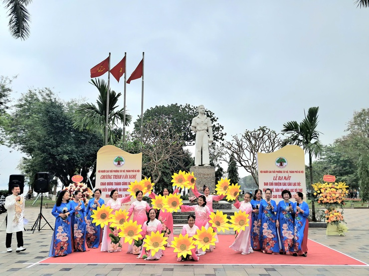 Phường Tây Hồ ra mắt CLB Văn nghệ - Dân vũ và CLB Thơ người cao tuổi- Ảnh 9.