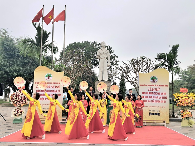 Phường Tây Hồ ra mắt CLB Văn nghệ - Dân vũ và CLB Thơ người cao tuổi- Ảnh 10.