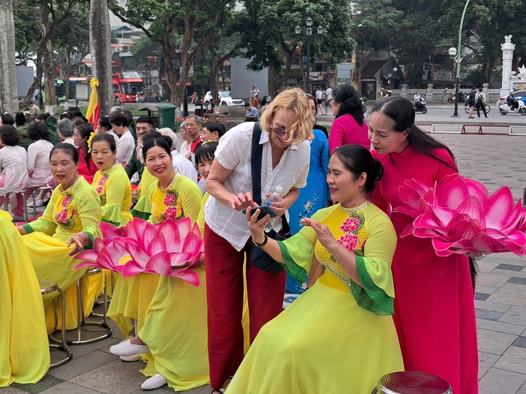 Phường Tây Hồ ra mắt CLB Văn nghệ - Dân vũ và CLB Thơ người cao tuổi- Ảnh 7.